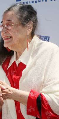 Margot Loyola, Chilean folk singer., dies at age 96