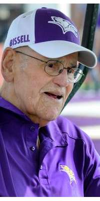 Franklin Gene Bissell, American football player and coach., dies at age 89