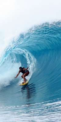 Midget Farrelly, Australian surfer, dies at age 71