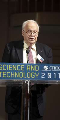 David Strangway, Canadian geophysicist., dies at age 82