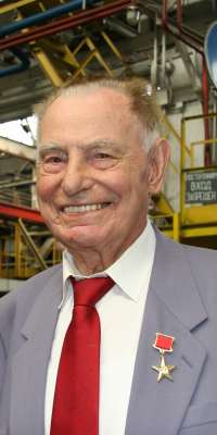 Aleksandr Ezhevsky, Soviet engineer and statesman., dies at age 101