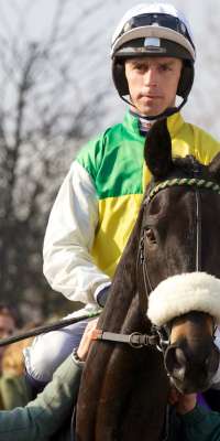 Many Clouds, British racehorse., dies at age 9