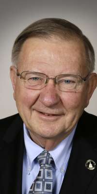 Curt Hanson, American politician., dies at age 73