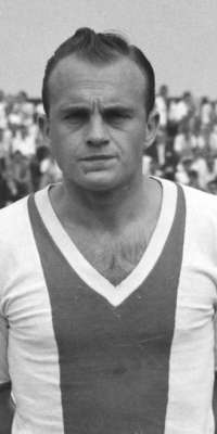 Piet Ouderland, Dutch footballer and basketball player (Ajax, dies at age 84
