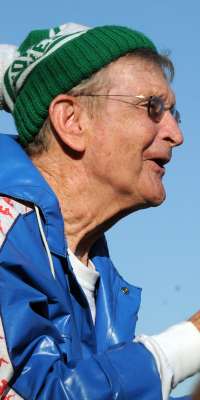 Joe Newton, American track and field coach., dies at age 88