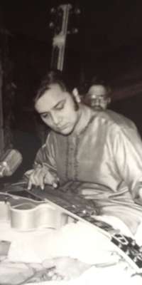 Brij Bhushan Kabra, Indian classical slide guitar player., dies at age 81