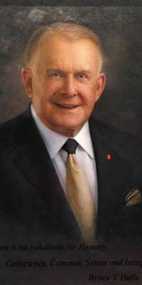 Bruce Halle, American auto parts executive and philanthropist, dies at age 87