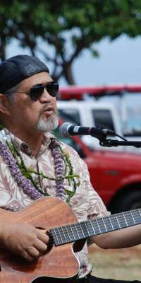 Cyril Pahinui, Hawaiian slack-key guitarist and singer., dies at age 68