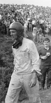 Dan Gurney, American racing driver, dies at age 86