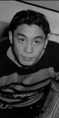 Larry Kwong, Canadian ice hockey player, dies at age 94