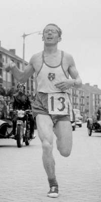 Piet Bleeker, Dutch long-distance runner., dies at age 89
