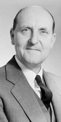 Sir Lenox Hewitt, Australian public servant, dies at age 102