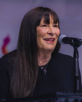 Anjelica Huston dead?