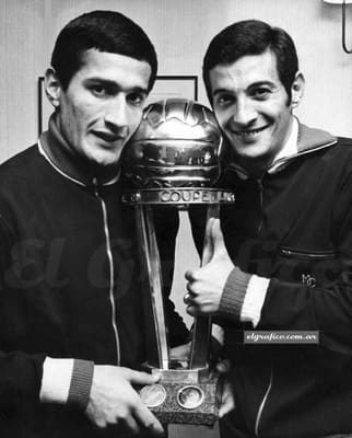 Conigliaro (right) and Juan Ramón Verón with the 1968 Intercontinental Cup