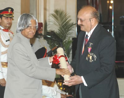 Singhania (right) receiving the Padma Bhushan from A. P. J. Abdul Kalam in 2006