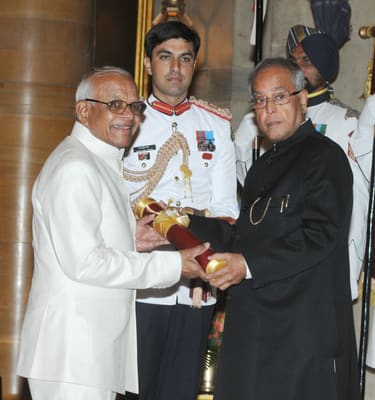 Panwar (left) receiving the Padma Bhushan from President Pranab Mukherjee (right), 2013