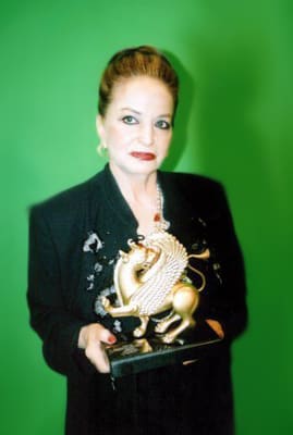Homa Mirafshar receiving WAALM Award 2006