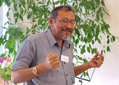 Probal Dasgupta speaking at an open house of the central office of the Universala Esperanto-Asocio, spring 2008