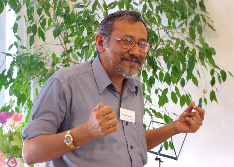 Probal Dasgupta speaking at an open house of the central office of the Universala Esperanto-Asocio, spring 2008